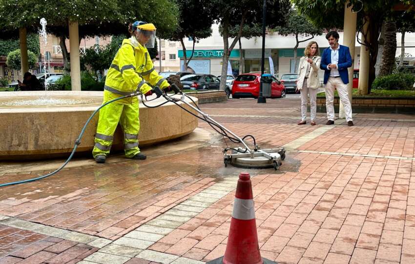 El Ayuntamiento de Fuengirola continúa desarrollando el Plan adicional de Limpieza de manchas persistentes en la vía pública