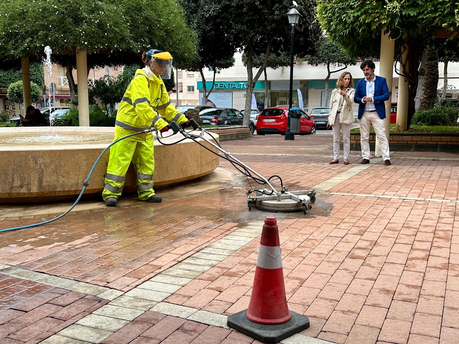 El Ayuntamiento de Fuengirola continúa desarrollando el Plan adicional de Limpieza de manchas persistentes en la vía pública
