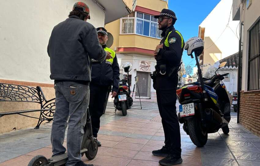 Dos agentes de Policia Local durante un control de patinetes