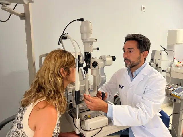 Dr. Salvador Molina, HM Málaga, durante una revisión ocular