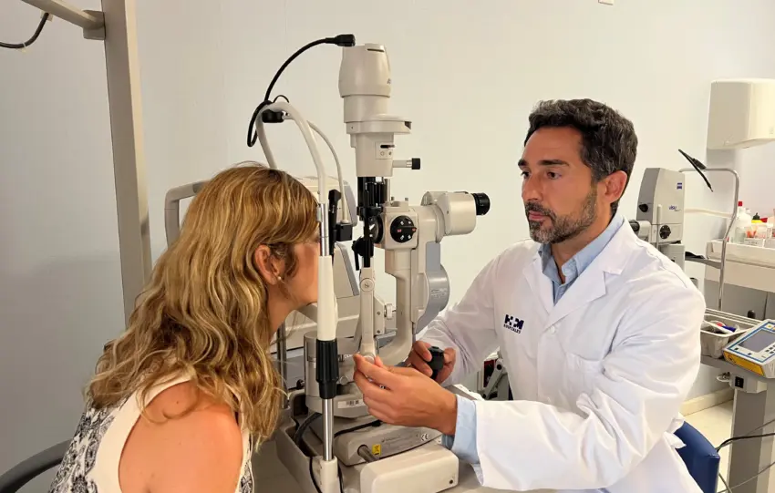 Dr. Salvador Molina, HM Málaga, durante una revisión ocular
