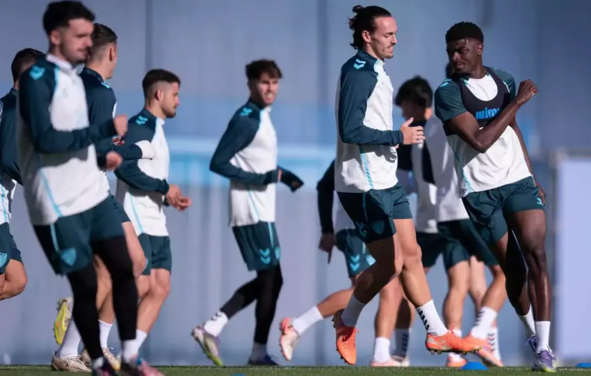 Funes recupera a Izan y Ochoa para el duelo ante el Valladolid