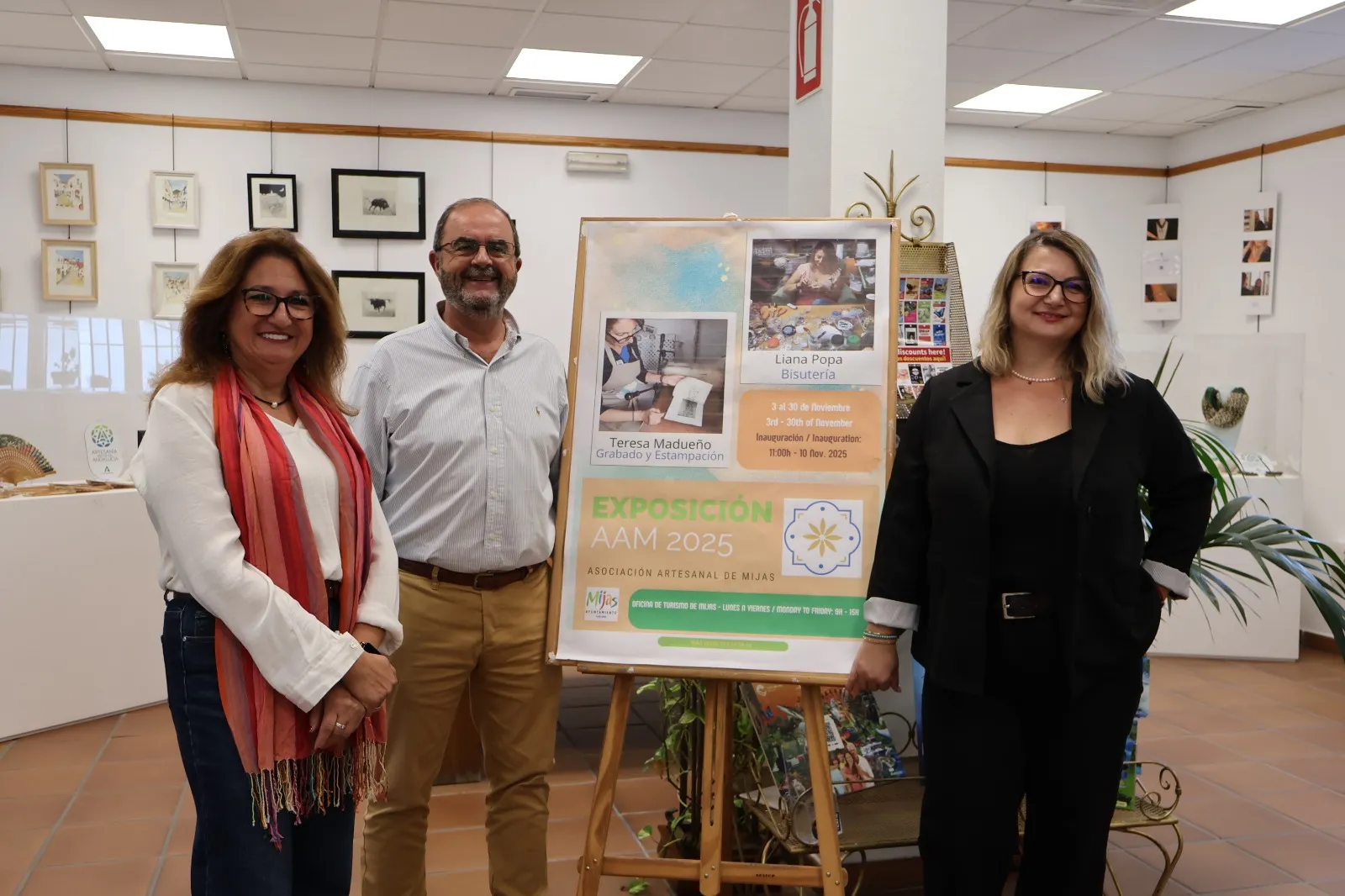 Teresa Madueño y Liana Popa llenan de arte y tradición la Oficina de Turismo de Mijas