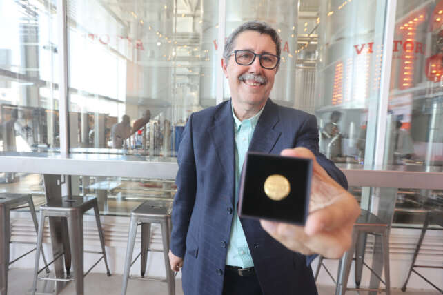 PEDRO TORRES HOMENAJE ESCUDO ORO RADIO MARCA MÁLAGA