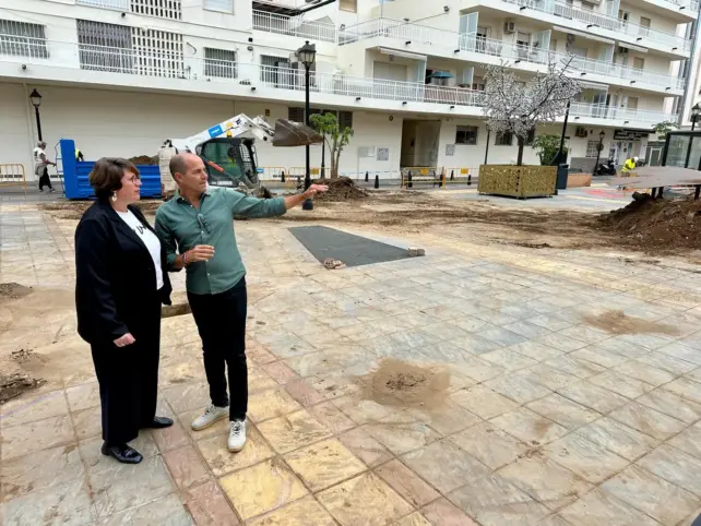 El Ayuntamiento de Fuengirola renueva las jardineras de la plaza Picasso para mejorar su estado y responder a una demanda vecinal