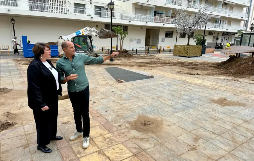 El Ayuntamiento de Fuengirola renueva las jardineras de la plaza Picasso para mejorar su estado y responder a una demanda vecinal