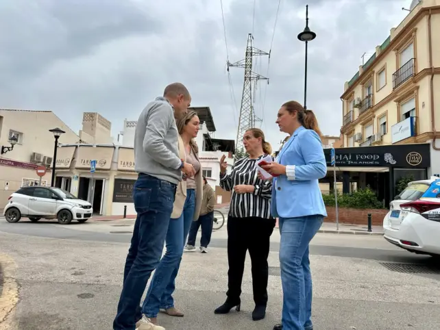 El Ayuntamiento de Fuengirola ultima el soterramiento del tendido aéreo de Los Pacos con el desmontaje de los cables y torretas
