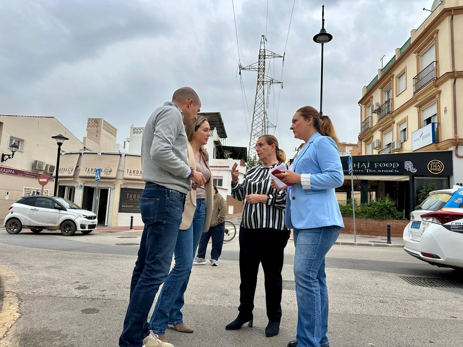 El Ayuntamiento de Fuengirola ultima el soterramiento del tendido aéreo de Los Pacos con el desmontaje de los cables y torretas