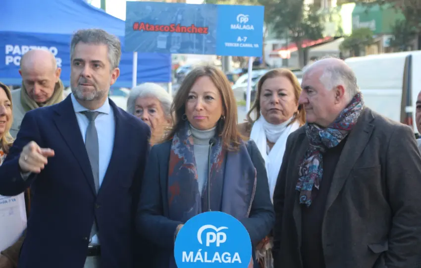 Navarro imagen 2 Recogida Firmas Tercer Carril El Palo 20 noviembre 2025 11zon