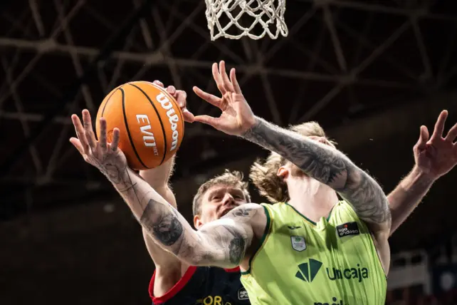 RS856313 J06 MBA UNI Firmar acb Photo Dani Catalan