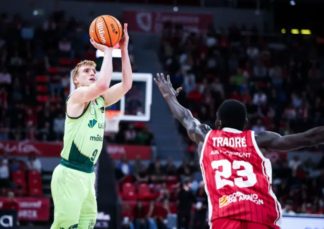 EL TRIPLE SALVA A TIEMPO AL UNICAJA EN ZARAGOZA