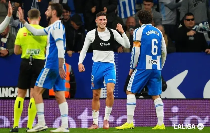 Roberto da los tres puntos al RCD Espanyol frente al Sevilla con un golazo desde fuera del área para dejar a los pericos sextos en Primera || Foto: LaLiga