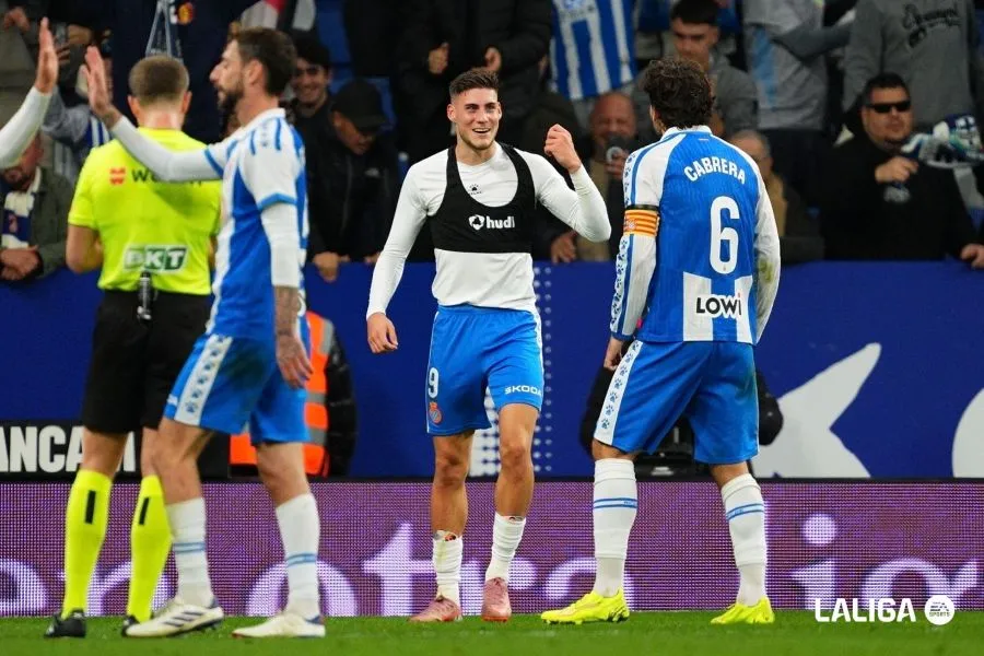 Roberto da los tres puntos al RCD Espanyol frente al Sevilla con un golazo desde fuera del área para dejar a los pericos sextos en Primera || Foto: LaLiga