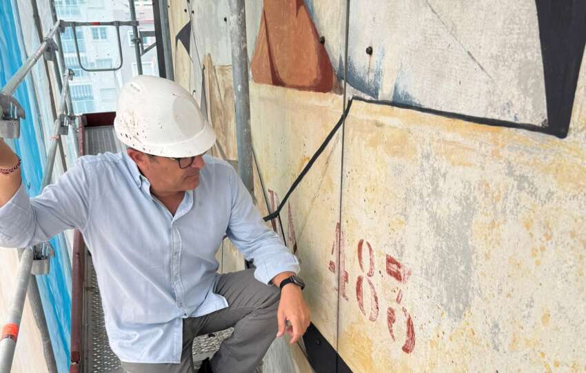 Rodrigo Romero junto al mural de Pedro Escalona