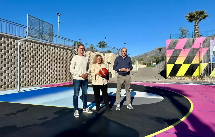 Rodriguez Mula y Sanchez en la nueva cancha de baloncesto 3x3 en La Loma