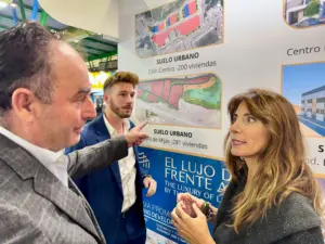 La alcaldesa de Mijas se reúne con promotoras en el Salón Inmobiliario de Málaga y reafirma la apuesta municipal por la vivienda asequible 1 Simed 4 11zon