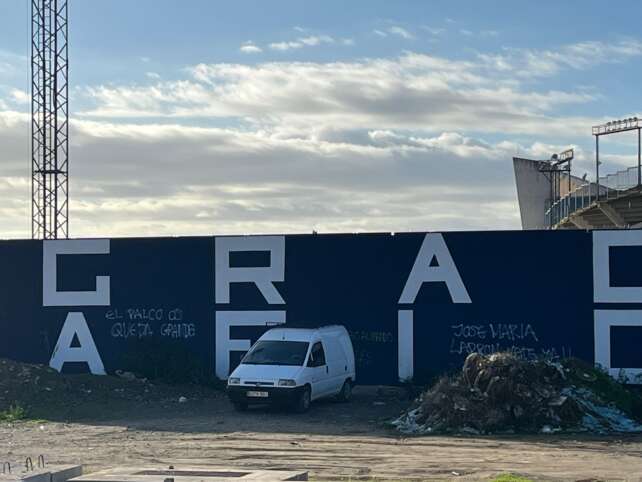 Aparecen pintadas en La Rosaleda contra José María Muñoz, Kike Pérez, Loren Juarros y la jueza: "Saldréis por lo civil o por lo criminal"