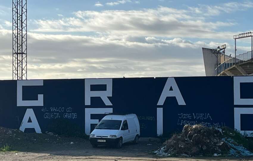 Aparecen pintadas en La Rosaleda contra José María Muñoz, Kike Pérez, Loren Juarros y la jueza: "Saldréis por lo civil o por lo criminal"