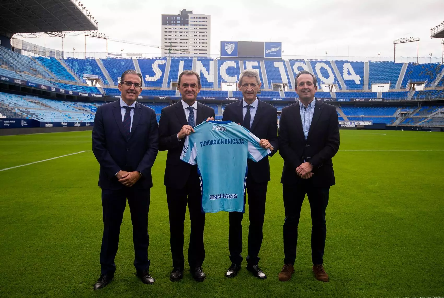 El Málaga CF y Fundación Unicaja oficializan su acuerdo para la 25/26. || Foto: Málaga CF