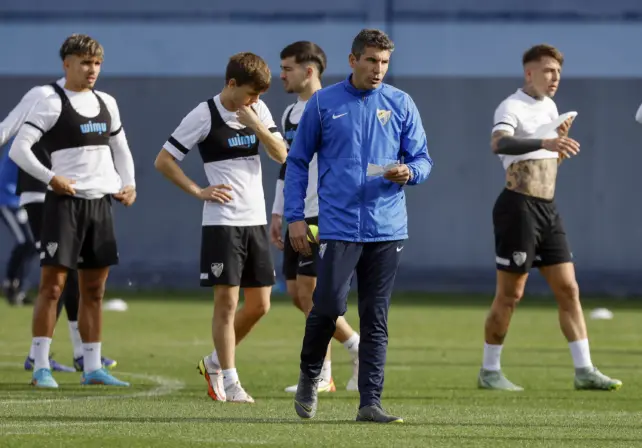 Funes entrenando al primer antes de enfrentarse al Mirandés en la 21/22 || Foto: Málaga CF