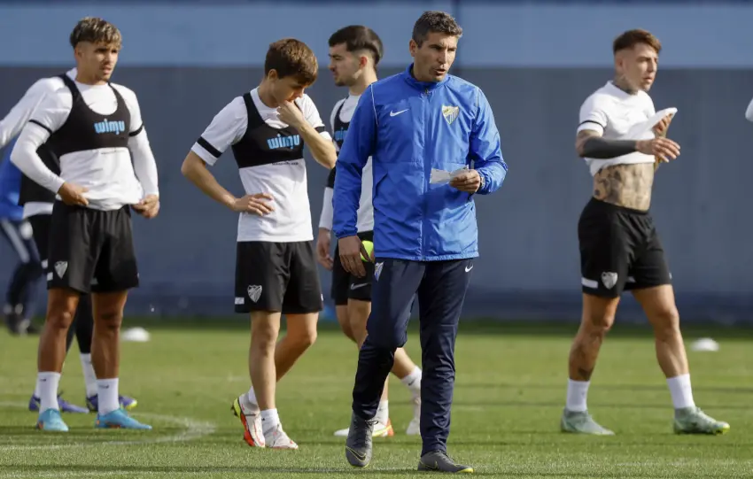 Funes entrenando al primer antes de enfrentarse al Mirandés en la 21/22 || Foto: Málaga CF