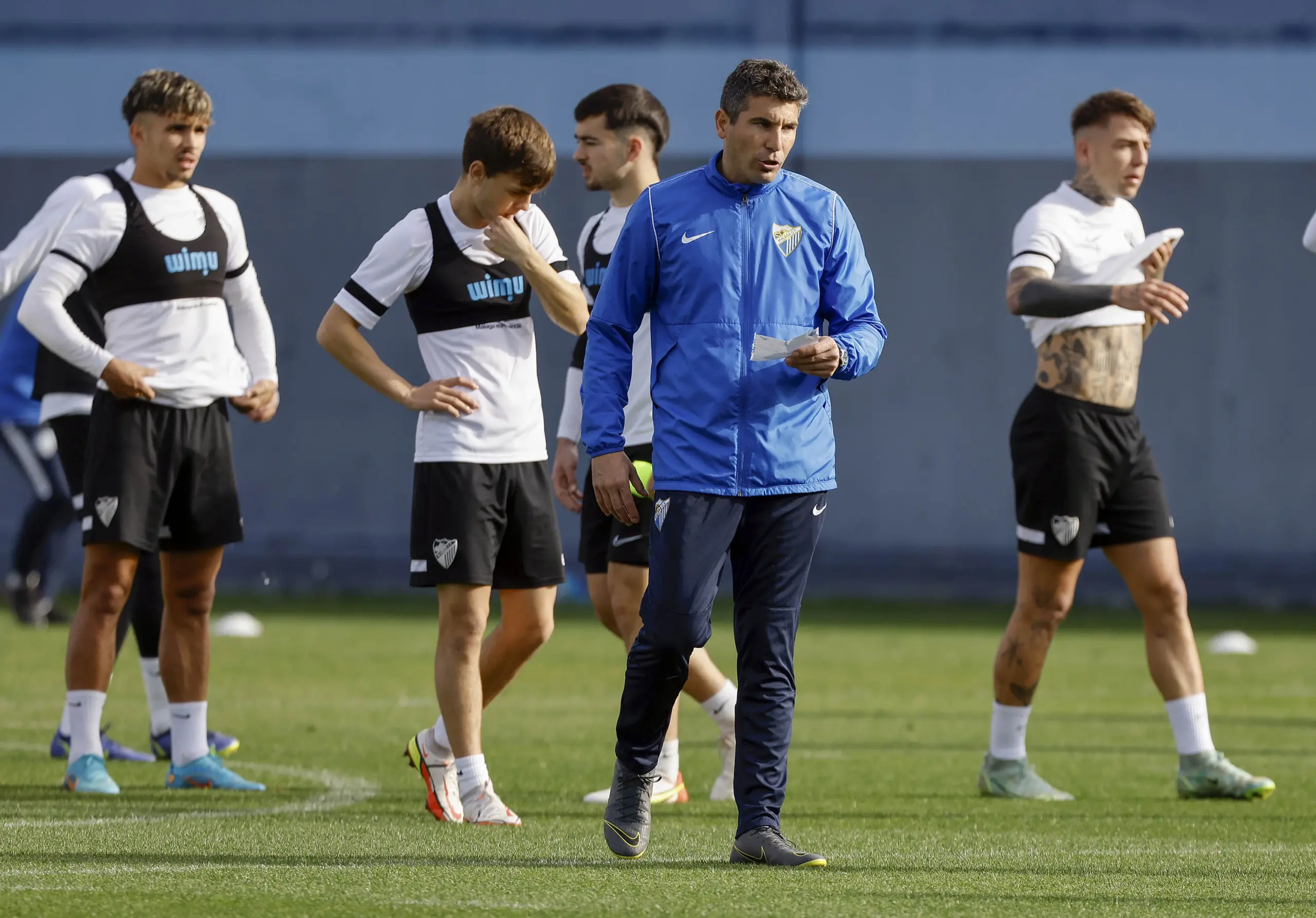 Funes entrenando al primer antes de enfrentarse al Mirandés en la 21/22 || Foto: Málaga CF