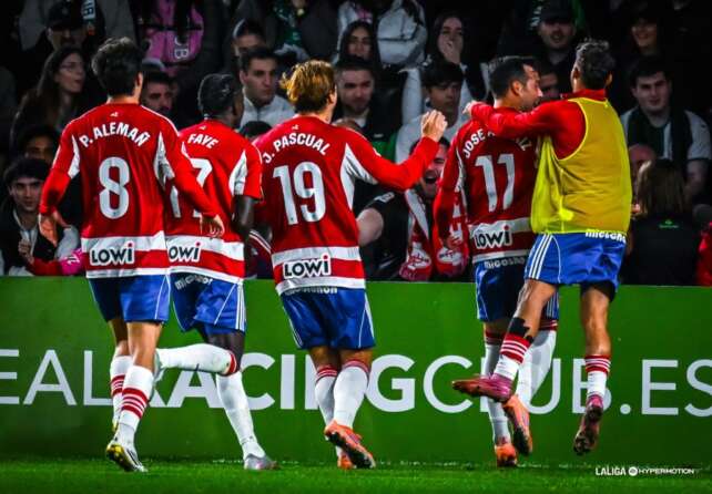 El Granada empata ante el Racing y pone el borde del descenso al rojo vivo