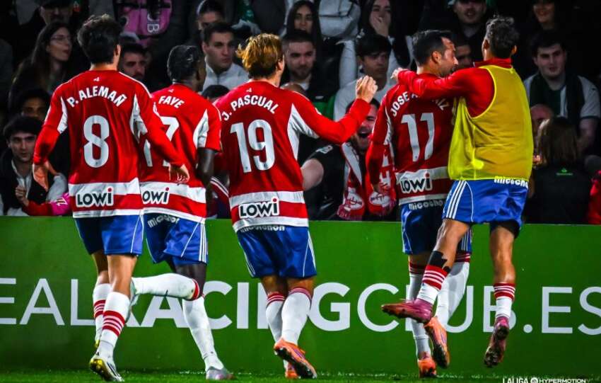 El Granada empata ante el Racing y pone el borde del descenso al rojo vivo