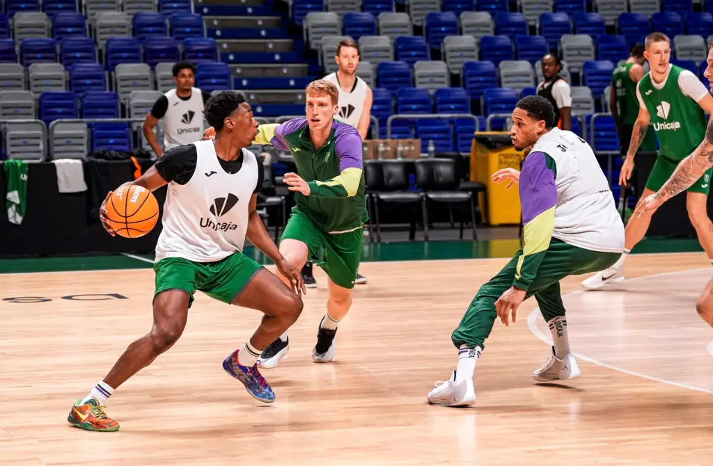 Artillería al completo: el Unicaja ya prepara el duelo ante San Pablo Burgos 1 CHASE AUDIGE EN UN ENTRENAMIENTO ANTE ALBERTO DÍAZ