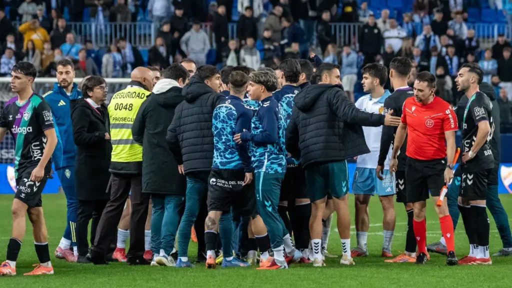 Indignación malaguista y en el vestuario con el penalti de Recio 1 EL LÍO FINAL DEL MCF VS ZARAGOZA EN EL CÉSPED