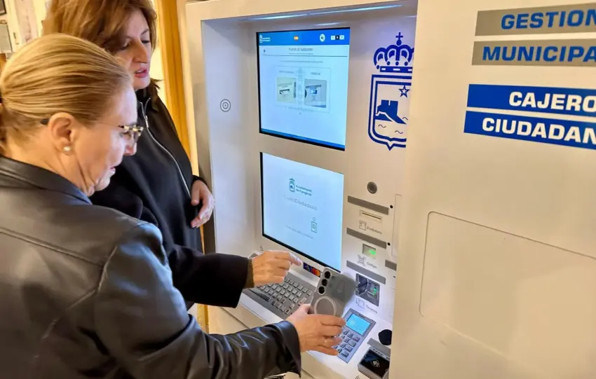 Gonzalez y Mula realizan gestiones en un cajero ciudadano