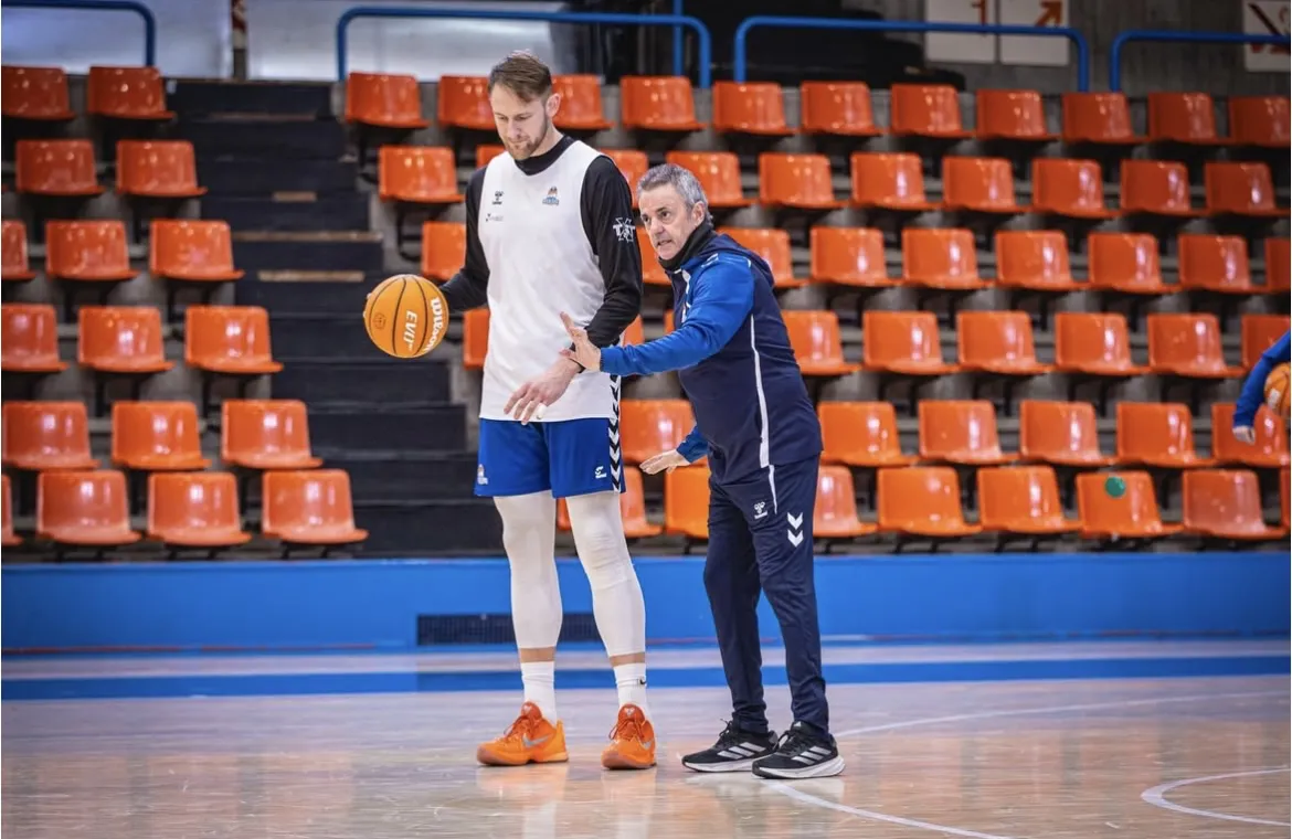 Fisac da mérito a Ibon Navarro: “Le admiro, aprecio y valoro muchísimo”