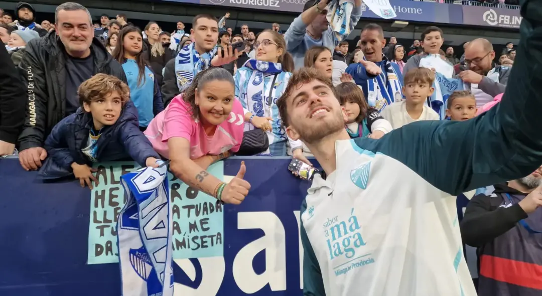 Alegría, fiesta y una ilusión llamada 'malaguismo' 3 NIÑO SELFIE ENTRENO NAVIDAD