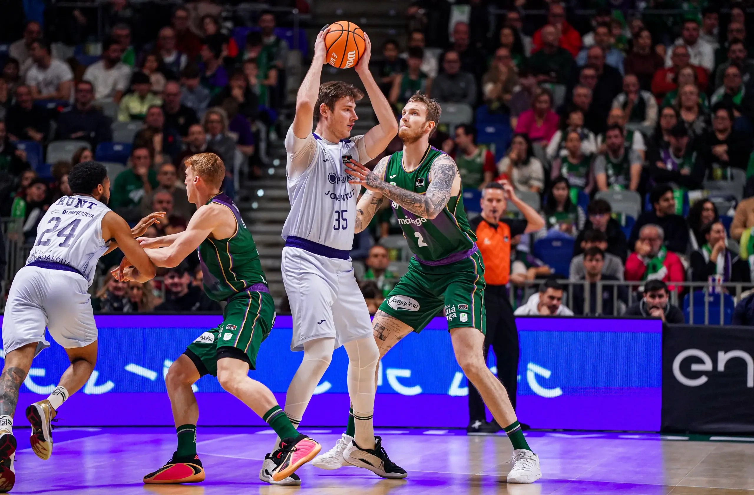 El Unicaja mantiene la ventaja pero el Joventut aprieta desde el triple