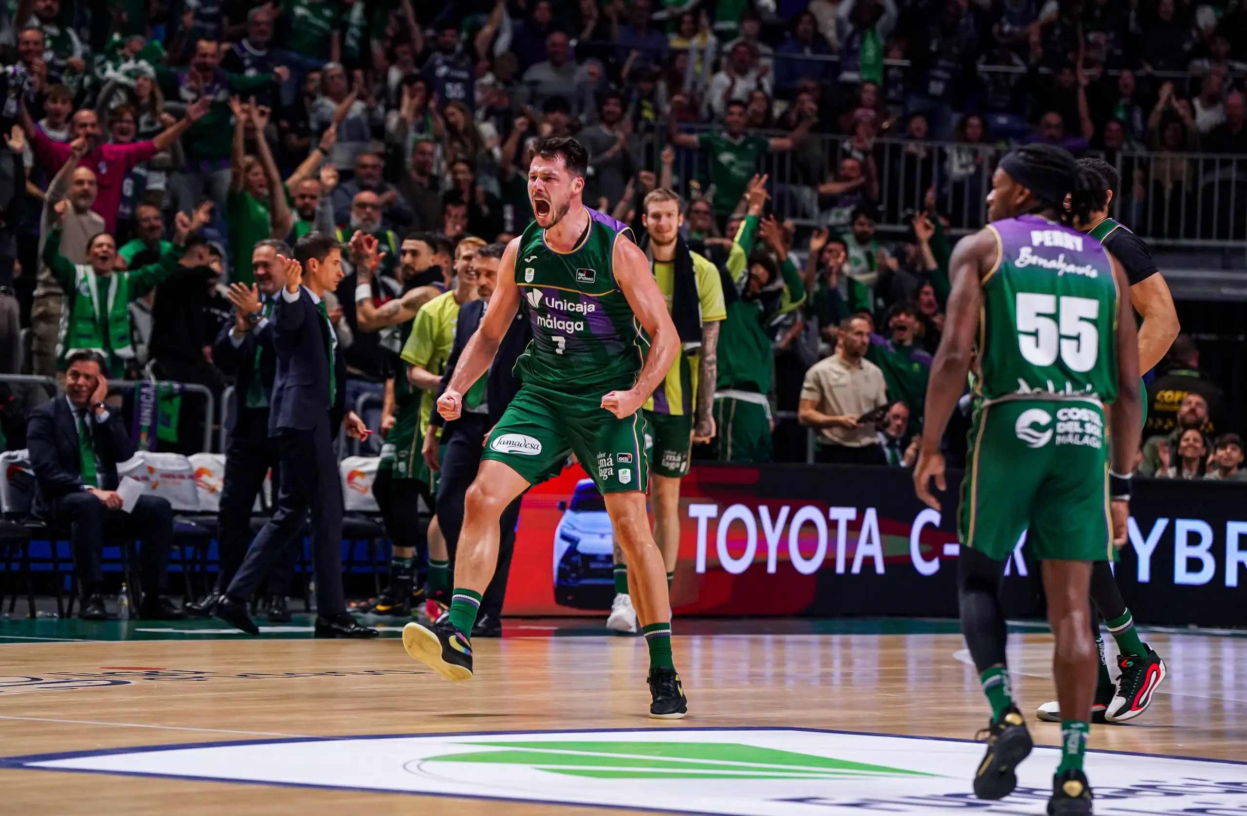 CRÓNICA | La 'peña' de Ibon Navarro se da un festín para cerrar el 2025