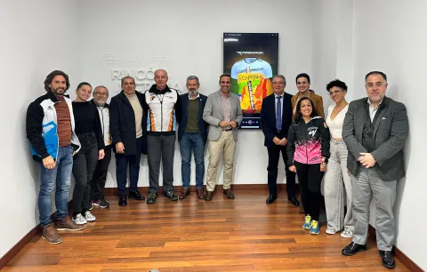 alcalde concejales junto club.jpeg