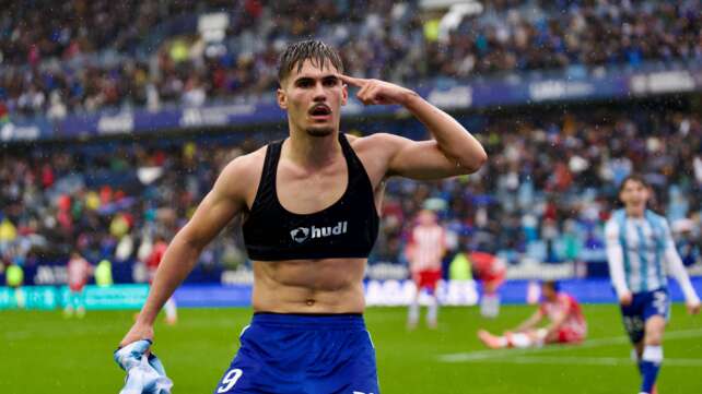 El Málaga CF cierra el 2025 de la mejor manera después de ganar por 2-1 a la UD Almería y ponerse a cuatro puntos del playoff. Esta es la crónica. || Foto: José Manuel Campos (Radio MARCA Málaga)