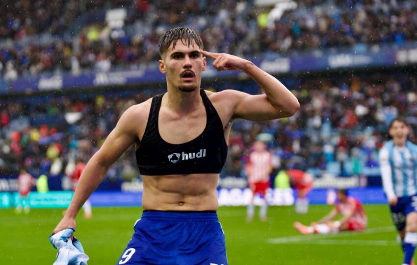 El Málaga CF cierra el 2025 de la mejor manera después de ganar por 2-1 a la UD Almería y ponerse a cuatro puntos del playoff. Esta es la crónica. || Foto: José Manuel Campos (Radio MARCA Málaga)