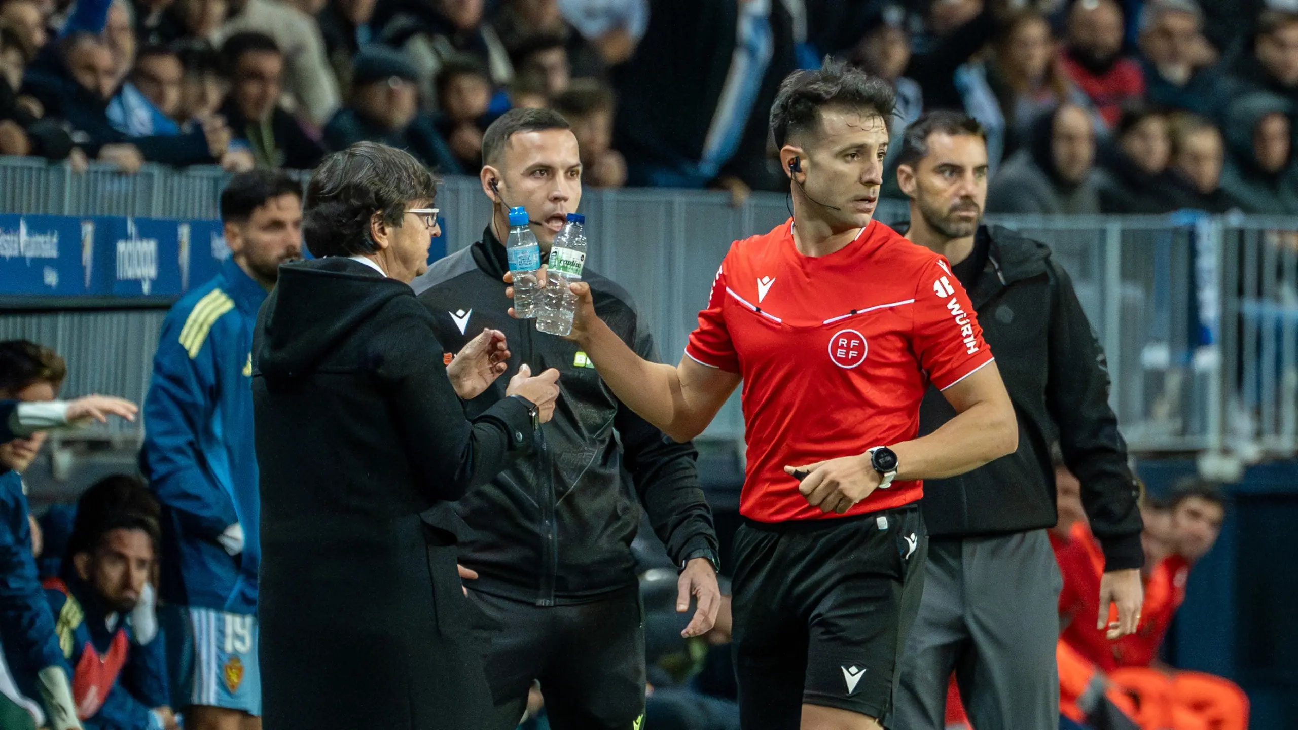 Fútbol 3 El Málaga busca a los 'lanza botellas' para una sanción ejemplar