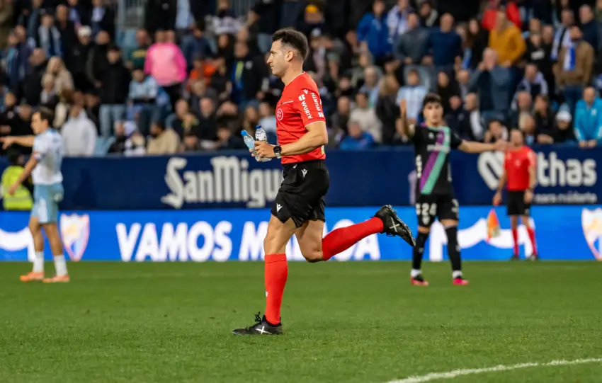 El acta del Málaga - Zaragoza: un “hijo de p***”, lanzamiento de botellas y tangana