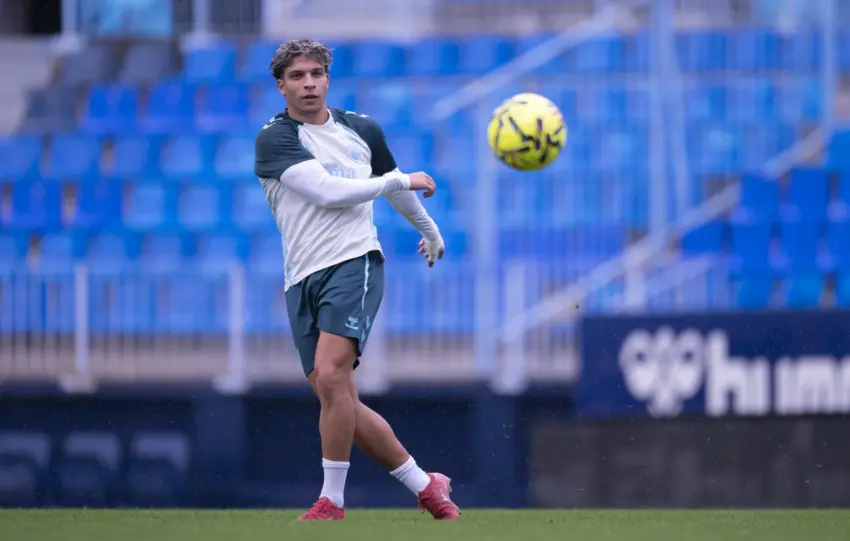 Haitam entrena parcialmente con el grupo en la sesión previa al partido de ida ante el Almería
