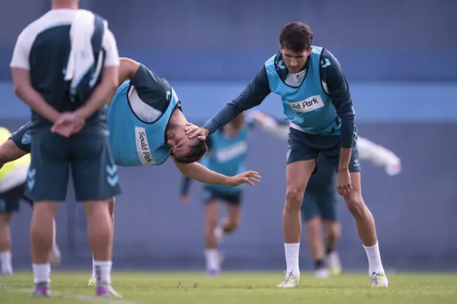 El primer entrenamiento de la semana del Málaga CF viene con la vuelta al verde Juanpe quien continúa con su proceso de recuperación. || Foto: Málaga CF