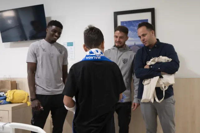El Málaga CF reparte ilusión en el Hospital Quirónsalud por Navidad