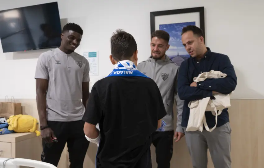 El Málaga CF reparte ilusión en el Hospital Quirónsalud por Navidad