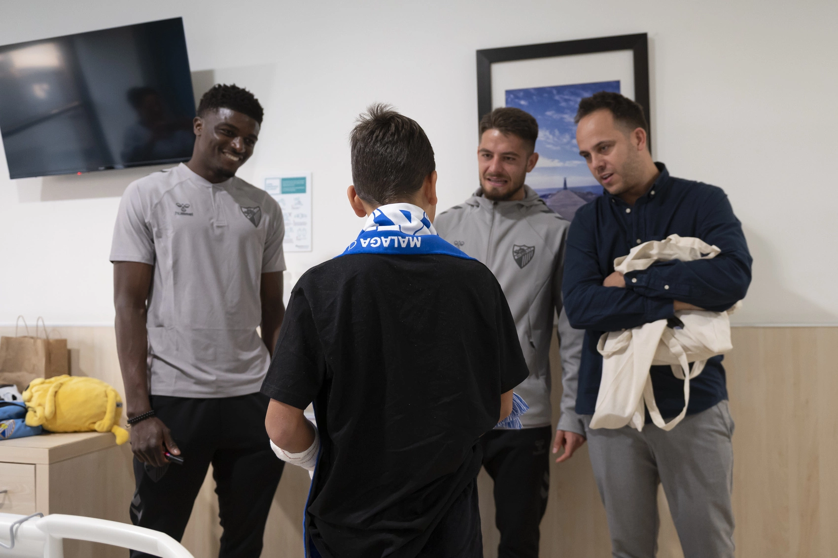 El Málaga CF reparte ilusión en el Hospital Quirónsalud por Navidad