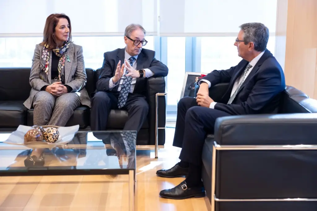 El presidente de la Diputación, Francisco Salado, recibe a Marc Simón, vicepresidente de la Fundación "la Caixa" 1 REUNIÓN LA CAIXA DIPUTACIÓN DE MÁLAGA 2