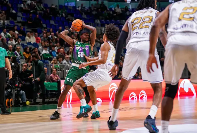 El Unicaja mantiene el marcador a su favor a pesar de bajar el ritmo
