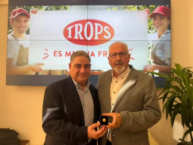 JOSÉ LINARES DE TROPS ESCUDO DE ORO DE RADIO MARCA MÁLAGA