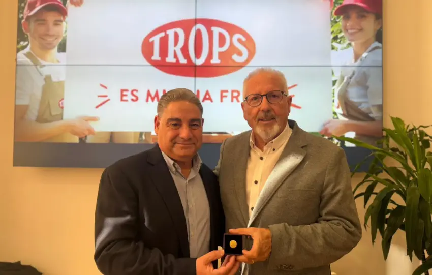 JOSÉ LINARES DE TROPS ESCUDO DE ORO DE RADIO MARCA MÁLAGA