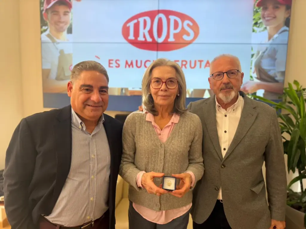 La Junta Rectora de TROPS, reconocida con el escudo de plata de Radio MARCA Málaga 2 4 JUNTA RECTORA DE TROPS ESCUDO DE PLATA DE RADIO MARCA MALAGA